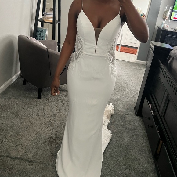 White Wedding Dress Never Worn - Picture 3 of 8